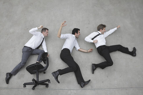 Three businessmen cheering, elevated view - BAEF00078