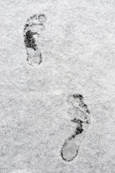 Fußabdrücke im schneebedeckten Eis, Winter. - AWDF00500