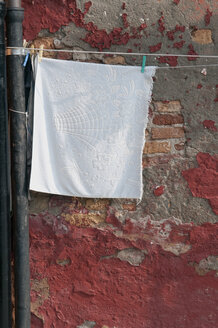 Italien, Venedig, Handtuch auf Wäscheleine - AWDF00463