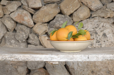 Schale mit Orangen auf der Bank. - ASF04050