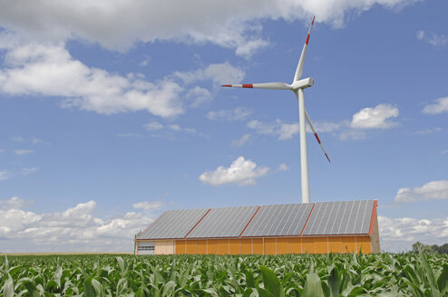 Deutschland, Baden-Württemberg, Merklingen, Solarmodule und Windrad auf dem Dach - ASF04028