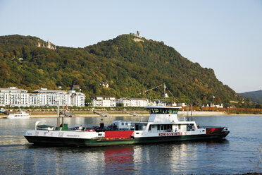 Fähre im Fluss mit Berg im Hintergrund. - 12170CS-U