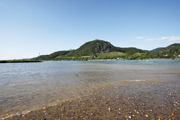 Blick auf den Rhein mit Berg im Hintergrund. - 12136CS-U
