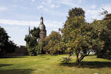 Deutschland, Nordrhein-Westfalen, Zons, Stadtmauer mit Juddeturm und Kirche St. Martinus - 12115CS-U
