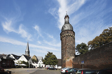 Deutschland, Nordrhein-Westfalen, Zons, Stadtmauer mit Juddeturm - 12112CS-U
