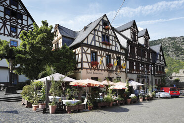 Deutschland, Rheinland-Pfalz, Oberwesel, Altstadt, Straßencafé - 12110CS-U