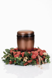 Cremation urn with floral wreath - 12059CS-U