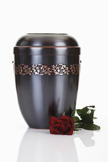 Cremation urn and red rose - 12057CS-U