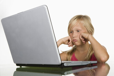 Mädchen (10-11) schaut auf Laptop, Nahaufnahme - WWF01244