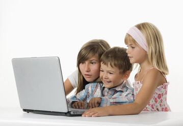 Kinder (2-11) mit Laptop, lächelnd - WWF01235
