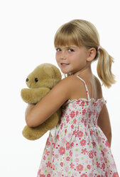 Mädchen (4-5) hält Teddybär, lächelnd, Porträt - WWF01228