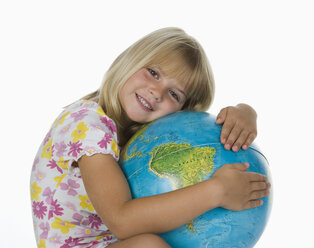 Mädchen (4-5) umarmt Globus, lächelnd, Porträt - WWF01222