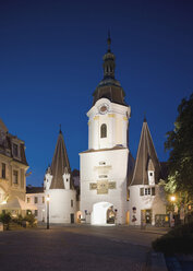 Österreich, Wachau, Kremsmünster, Blick auf das Stadttor bei Nacht - WWF01209