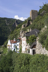 Österreich, Wachau, Dürnstein, Gebäude in einer Reihe mit Berg im Hintergrund - WWF01205