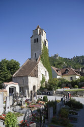 Österreich, Duernstein, Kirche am Friedhof mit Berg im Hintergrund - WWF01204