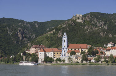 Wachau, Spitz, Blick auf die Kirche am Donaustausee - WWF01201