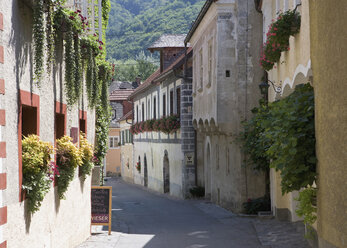 Österreich, Wachau, Woesendorf, Blick auf die Gasse - WWF01196