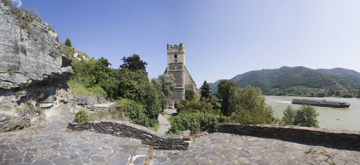 Österreich, Wachau, Woesendorf, Kirche St. Michael mit Berg im Hintergrund - WWF01194