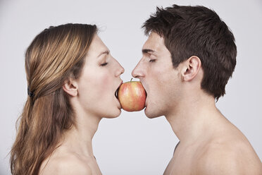 Junges Paar isst Apfel, Augen geschlossen - SSF00028