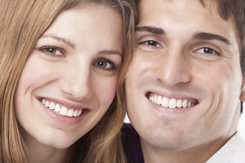 Junges Paar lächelnd, Porträt, Nahaufnahme, lizenzfreies Stockfoto