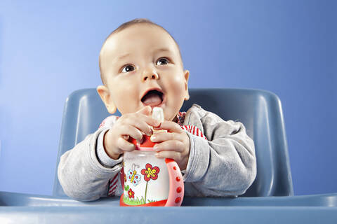 Kleiner Junge (6-11 Monate) mit Babyflasche, lizenzfreies Stockfoto