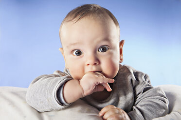 Baby boy (6-11 months) with finger in mouth, close up, portrait - SSF00001