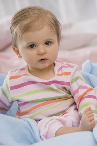 Nahaufnahme eines kleinen Mädchens (6-11 Monate), Porträt, lizenzfreies Stockfoto
