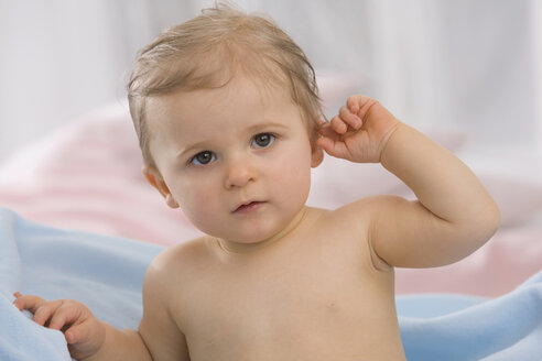 Nahaufnahme eines kleinen Mädchens (6-11 Monate), Porträt - SMOF00450