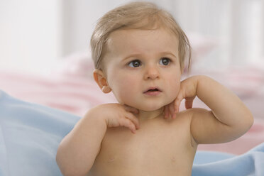 Baby Mädchen (6-11 Monate) schaut weg, Nahaufnahme - SMOF00449