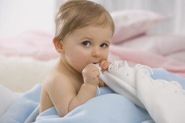 Baby Mädchen (6-11 Monate) beißt Decke, Porträt - SMOF00445