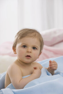 Nahaufnahme eines kleinen Mädchens (6-11 Monate), Porträt - SMOF00444