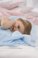 Baby Mädchen (6-11 Monate) lächelnd, Porträt - SMOF00443