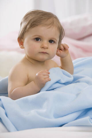 Baby Mädchen (6-11 Monate) Porträt, Nahaufnahme, lizenzfreies Stockfoto