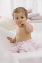Baby Mädchen (6-11 Monate) Porträt, Nahaufnahme - SMOF00437