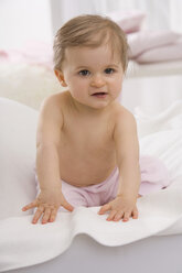 Baby Mädchen (6-11 Monate) lächelnd, Porträt - SMOF00436