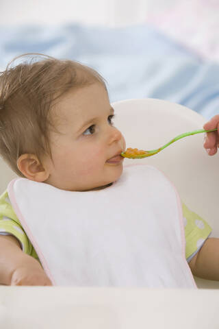 Menschliche Hand Fütterung Baby Mädchen (6-11 Monate), lizenzfreies Stockfoto