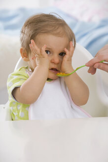 Menschliche Hand Fütterung Baby Mädchen (6-11 Monate) - SMOF00433