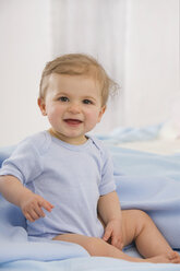 Baby Mädchen (6-11 Monate) lächelnd, Porträt - SMOF00424