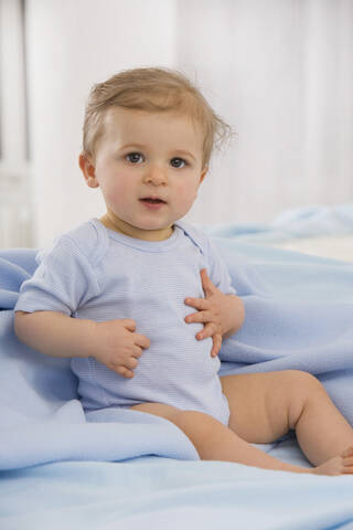 Porträt eines (6-11 Monate) kleinen Mädchens, Nahaufnahme, lizenzfreies Stockfoto