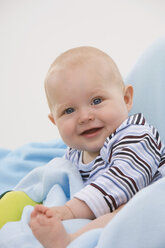Baby-Junge (6-11 Monate) lächelnd, Porträt - SMOF00420