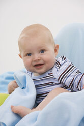 Baby-Junge (6-11 Monate) lächelnd, Porträt - SMOF00418