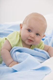 Baby-Junge (6-11 Monate) liegend, lächelnd, Porträt - SMOF00406