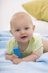 Baby-Junge (6-11 Monate) liegend, lächelnd, Porträt - SMOF00404