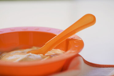 Baby food in bowl, close-up - SMOF00384