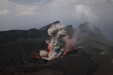 Japan, Ausbruch des Vulkans Suwanose jima, lizenzfreies Stockfoto