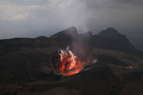 Japan, Ausbruch des Vulkans Suwanose jima, lizenzfreies Stockfoto