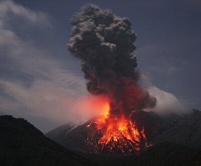 Japan, Kagoshima, Sakurajima volcano erupting - RMF00428