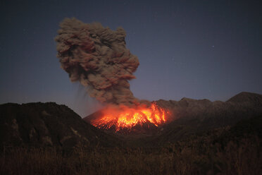 Japan, Kagoshima, Ausbruch des Vulkans Sakurajima - RMF00425