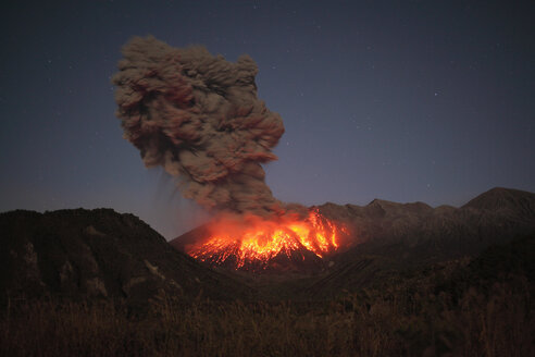 Japan, Kagoshima, Ausbruch des Vulkans Sakurajima - RMF00425