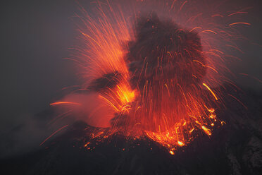 Japan, Kagoshima, Sakurajima volance erupting - RMF00423